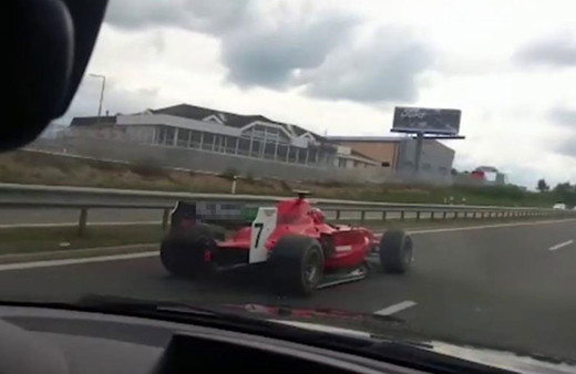 Çekya’da Formula 2 yarış arabası ile otoyola çıktı! Polis peşine düştü: "Eğer sürücüyü yakalayabilirsek..."