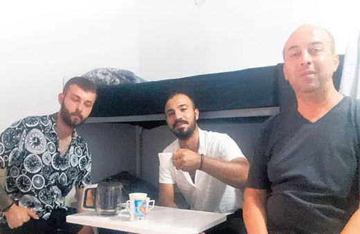 Şaka gibi olay! Satın aldığı evden kiracılar çıkmayınca onlarla birlikte kalmaya başladı