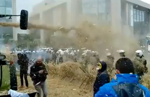 Hollandalı çiftçiler, polise müdahale etti! Polise gübre ve saman sıktılar