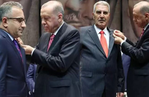 CHP ve Saadet Partisi'nden ayrılıp AK Parti'ye katıldılar! Rozetlerini Erdoğan taktı