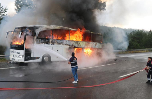 TEM Otoyolu'nda yolcu otobüsü alevlere teslim oldu kullanılamaz hale geldi