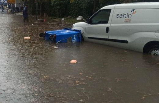 Sarıyer’de caddeleri su bastı, sürücüler zor anlar yaşadı