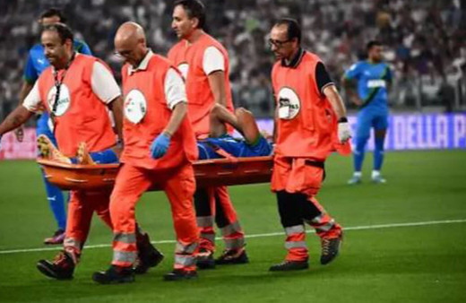 A Milli takım yıldızı Mert Müldür'den kötü haber! Sahayı sedye ile terk etti