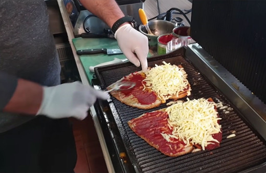 En meşhur sanayi tostçusu sucuklu yumurtalı salçalı tostunun tarifini verdi