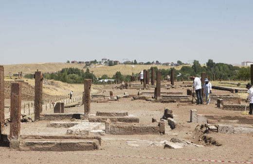 Ahlat Selçuklu Meydan Mezarlığında 41 yeni mezar ortaya çıkarıldı