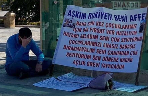 Gören inanamadı! Eşinden kent meydanında pankartla özür diledi