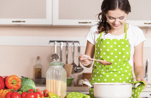 Yemeğiniz salçalı olduysa durun dökmeyin çözümü çok basit! İki adımda yemeğinizi kurtarın