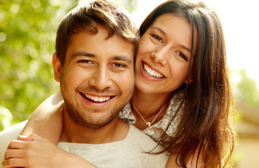 Karşınızdaki kişi bu hareketleri yapıyorsa sizden hoşlanıyor olabilir! Beden dili hisleri ele veriyor