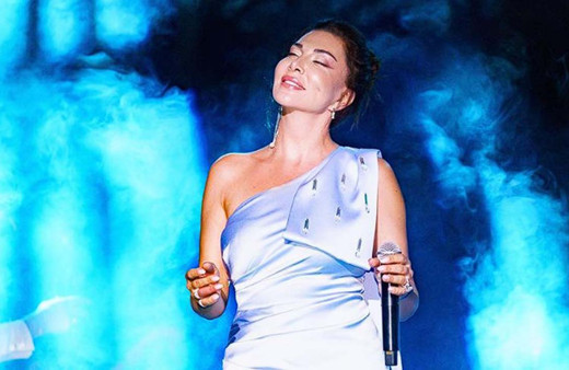 Ebru Yaşar'a Ayvalık konserinde hayranlarından yoğun ilgi
