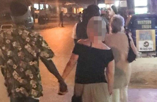 Yaşlı kadınlar genç erkek için geliyor! Gambiya-İngiltere arasında kriz: Adımızı kirletiyorsunuz