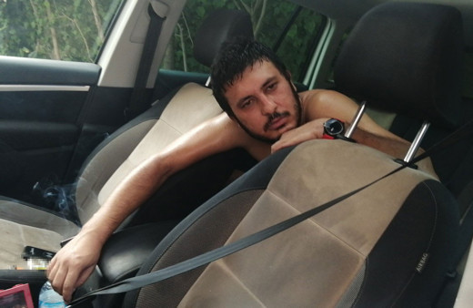 Arabada kilitli kaldı, cam kırılıp kurtarılınca da ilk işi bakın ne yapmak oldu!