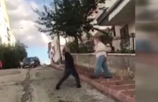 iki yaşlı adamın kavgası görenleri şaşkına çevirdi biri kemerini çıkartıp