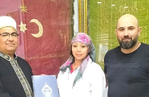 Arkadaşına ziyarete geldi Kur'an-ı Kerim'i duyunca etkilendi Müslüman oldu