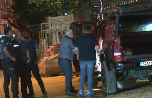 Küçükçekmece’de emlakçının aracına kurşun yağdırdılar