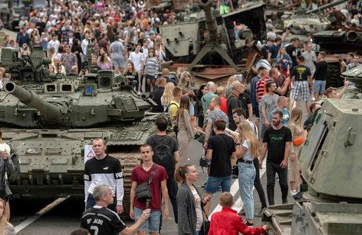 Yanan Rus tankları şehrin göbeğinde sergileniyor vatandaşlar fotoğraf çektiriyor