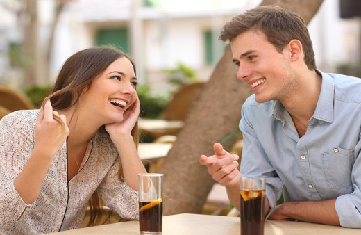 Kadınlar sizden hoşlandığını bu hareketlerle apaçık ediyor! Bunları yapıyorlarsa düğün tarihi alın