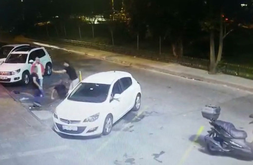 Kadıköy'ün Mike Tayson'u! Motokurye, çevreyi rahatsız eden 3 kişiyi tek yumrukta devirdi