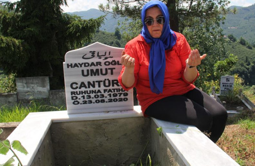 Eşinden umudu kesen kadın boş mezarda kendini teselli ediyor