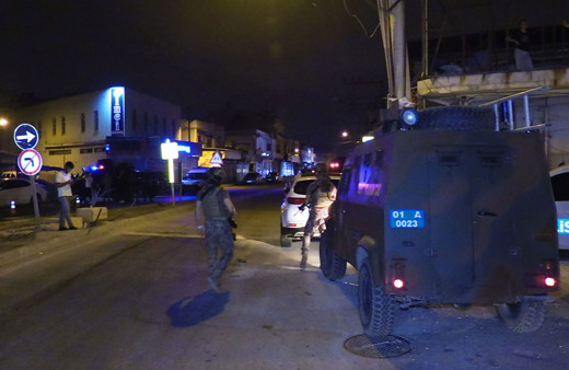 Adana'da şüpheliyi gözaltına almak isteyen polis ekibine silahlı saldırı