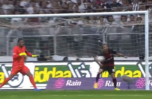 Beşiktaşlıları çileden çıkaran pozisyon! Penaltı mı değil mi?