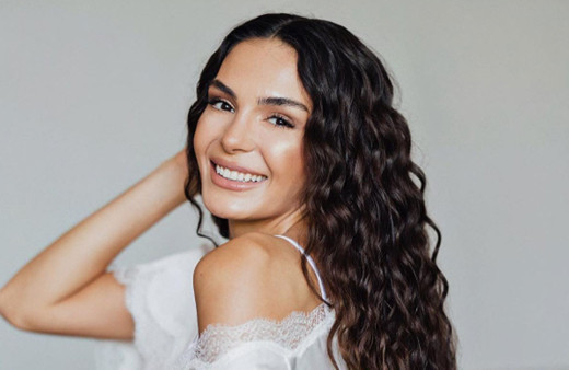 Basket maçını bıraktılar onu izlediler! Ebru Şahin Yunanistan'da güzelliğiyle fırtına estirdi