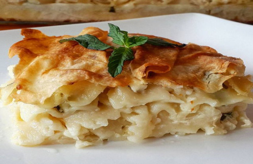 Eşiniz gidip gelip fırına bakacak! İşte sabırsızlandıran makarnalı yalancı su böreği tarifi