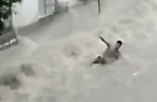 İstanbul Esenyurt'ta bir kişi sele kapıldı! İşte o anların kamera görüntüsü