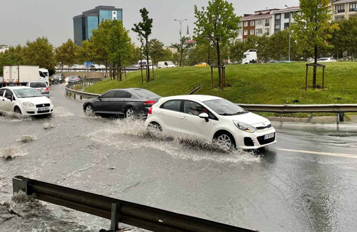 Esenyurt'ta sağanak nedeniyle caddelerde su baskınları
