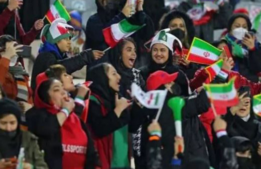 İran'da ilk kez Süper Lig maçında tribünler kadınlara açıldı
