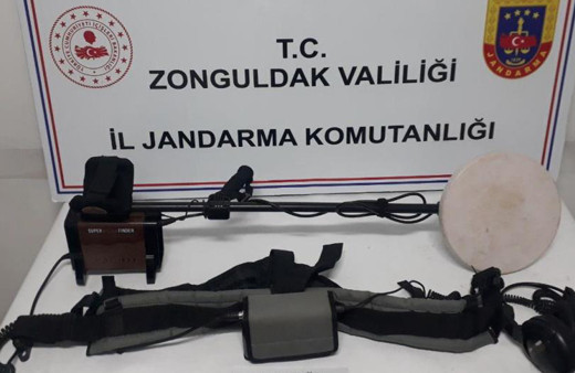 Ormanda define ararken jandarmaya kıskıvrak yakalandılar