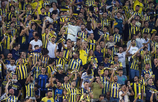 Fenerbahçe taraftarından Gülşen'e şarkılı destek