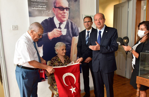 Türk bayrağı asmanın yasak olduğu yıllarda eliyle dikmişti müzeye hediye etti