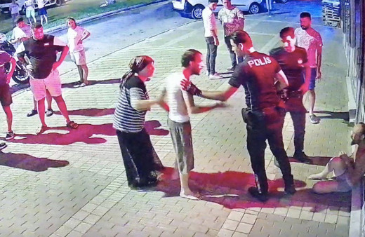 İç çamaşırlarıyla sokağa çıktı! Kadının çığlıkları sonrası 'hırsız' sanılıp dövüldü ama...