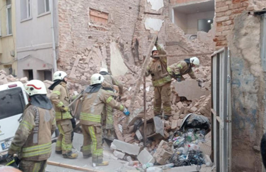 Beyoğlu’nda 4 katlı metruk binanın duvarı çöktü! Park halindeki araç molozların altında kaldı