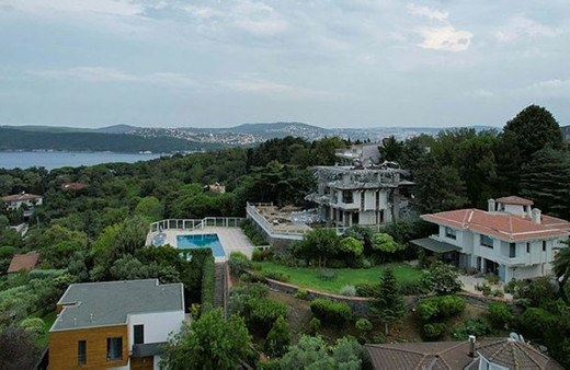 Halk TV patronu Cafer Mahiroğlu'nun İstanbul Boğazı'na bakan kaçak villa inşaatı yıkılıyor