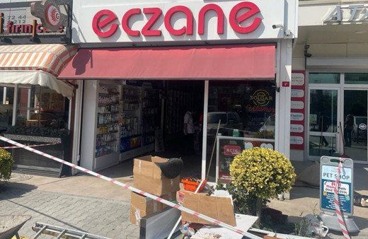 İstanbul’da kontrolden çıkan otomobil eczaneye girdi