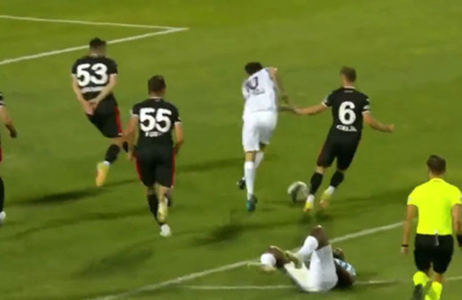 Erzurumspor-Samsunspor maçında inanılmaz pozisyon izleyenler gözlerine inanamadı