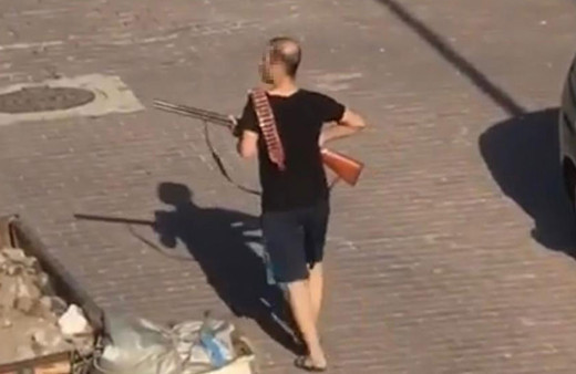 Mahalledeki alkoliklere kızdı, tüfekle dehşet saçtı: 1 yaralı