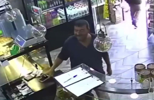 Tezgahtar bir an boş bıraktı cep telefonunu böyle çaldı