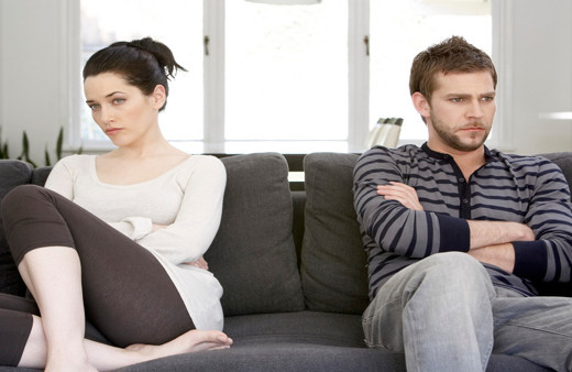 Kadınlar bunları çok sık yapıyor! İlişkide erkekleri soğutan davranışlar