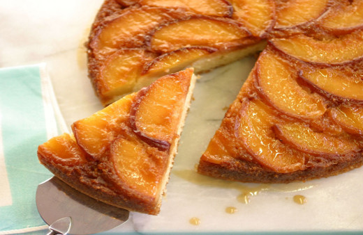 Komşunuz kokusunu duyup kapınıza dayanacak! Bu şeftali kekini yiyen, tarifini istemeden edemeyecek