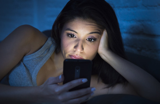 Saatlerce telefon ekranına bakanlar dikkat! Kalıcı hasarlara yol açabiliyor...