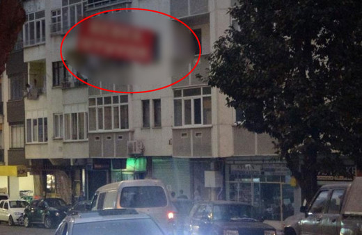 Araç gürültüsünden uyuyamayan bebeği için caddeye astı! Gören şaşkına dönüyor