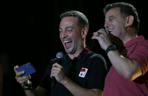 Düğünden sonra soluğu konserde aldı! Oğuzhan Koç düğün hediyesi karşısında şaştı kaldı