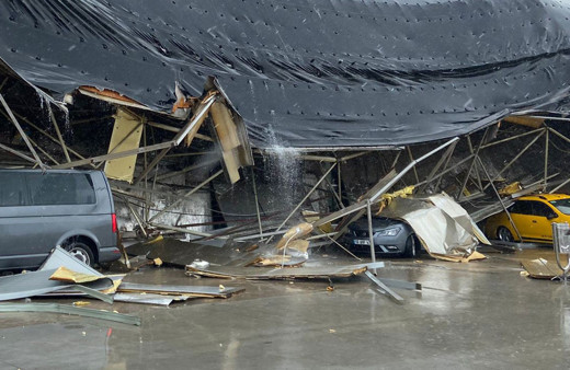 Bursa'da otobüs terminaline yıldırım düştü! Görüntüler korkunç çatı çöktü, ağaçlar yıkıldı