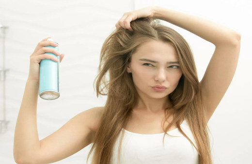 Saç renginizi evde doğal yollarla açmak ister misiniz? İşte papatya'dan karbonata kadar binbir türlü yolu...