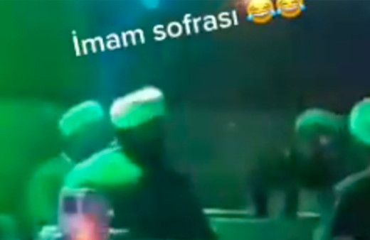 Cübbeli sarıklı adamlar pavyonda! İnanılmaz görüntünün sebebi bakın ne çıktı