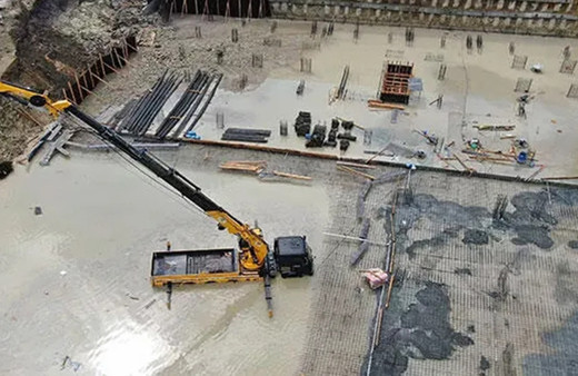 İstanbul'da aynı şantiye aynı olay! 1 iş makinesi su altında kaldı