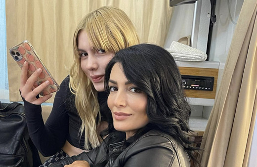 Aleyna Tilki'nin annesi masanın üzerine uzanıp poz verdi! "Bu fizik kızlarında bile yok"