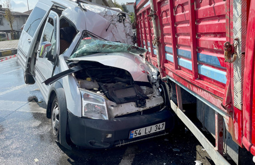 Büyükçekmece'de kamyonete çarpan aracın sürücüsü öldü